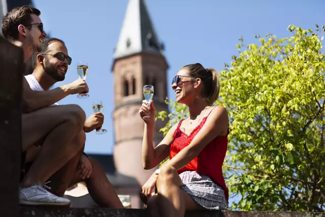 deutscher Winzersekt auf dem Mainzer Wochenmarkt