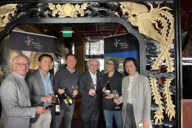 vlnr Alain Jacobs (IDW), Kaji But (Sea Palace), Robin Wu (Madame Cheung), Noel Vanwittenbergh, Titi Waber (Restaurant Waber) en Liping Lin  Directrice VCHO